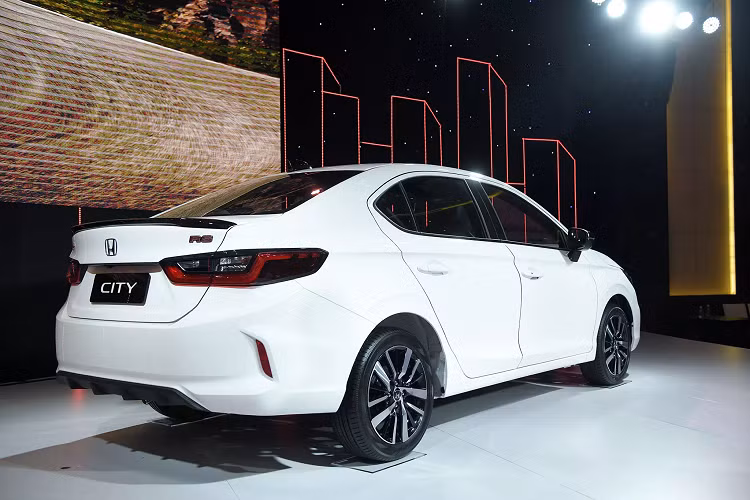 Những trang bị cắt giảm trên phiên bản này gồm: đèn pha LED, đèn sương mù LED, lẫy chuyển số, ghế nỉ… nhưng mức giá lại không giảm nhiều, phần nào đã làm nhiều khách hàng thất vọng.