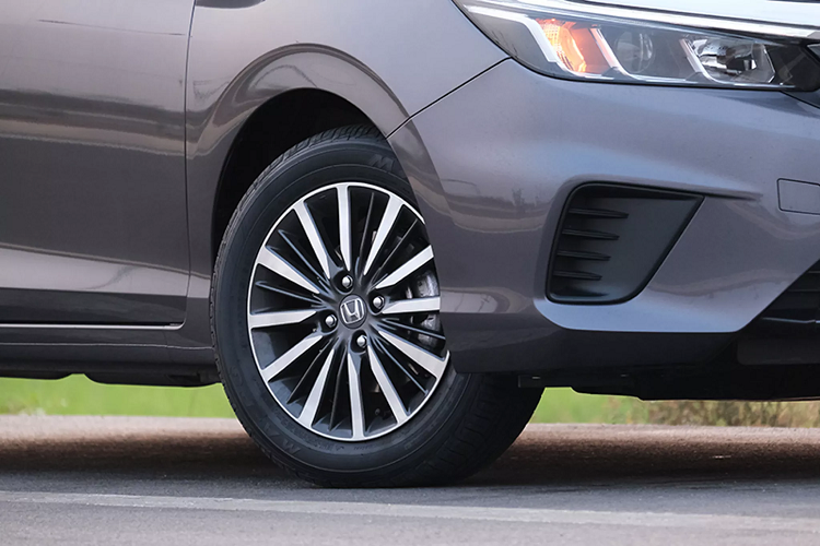 Phiên bản thấp, lắp hộp số sàn trên một số dòng xe hạng B thường hướng tới các khách hàng là cá nhân hoặc doanh nghiệp, mua xe để vận tải hành khách với số lượng lớn. Tuy nhiên, khác với nhiều hãng khác, Honda không có chính sách bán hàng theo lô số lượng lớn hay các khách hàng chạy dịch vụ mà hướng tới khách hàng cá nhân, gia đình nhiều hơn. Chính vì điều này nên City 2021 không cần thiết phải có phiên bản số sàn vì số lượng khách quan tâm City số sàn không nhiều.