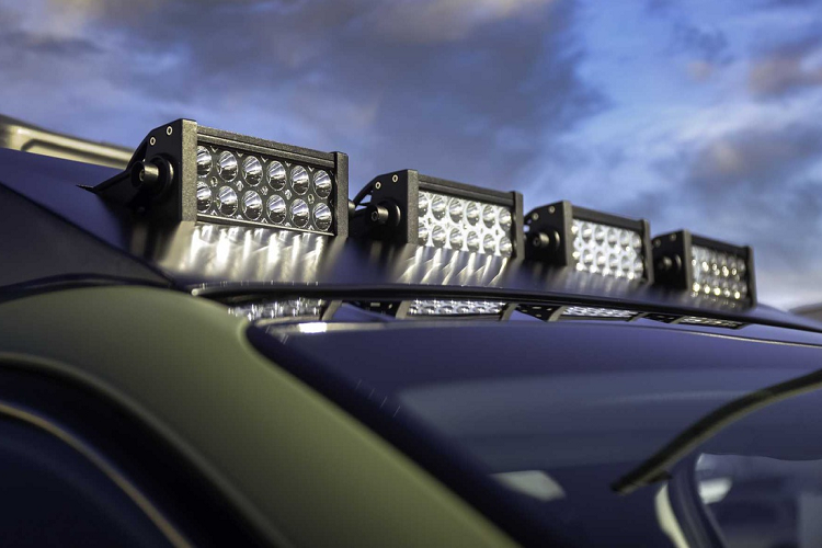 Trong khi đó, Kia Sorento Zion Edition là mẫu xe phù hợp với địa hình sa mạc. Thân xe sơn màu vàng cát Desert Sand và được phủ bóng.