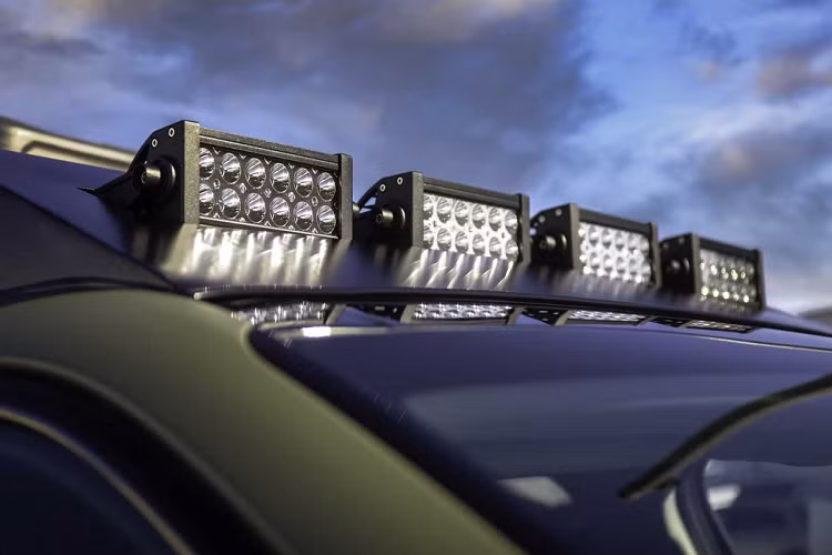 Trong khi đó, Kia Sorento Zion Edition là mẫu xe phù hợp với địa hình sa mạc. Thân xe sơn màu vàng cát Desert Sand và được phủ bóng.