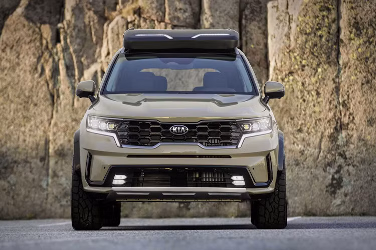 Cả hai phiên bản này đều được trang bị mâm 20 inch cùng với lốp địa hình 32 inch. Xe còn có các tấm chắn gầm để phục vụ việc off-road.