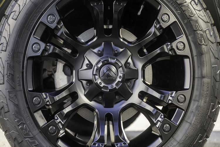 Kia cho biết phần lớn chủ sở hữu Kia Sorento sẽ không độ xe theo kiểu này, nhưng vẫn có một số người yêu thích. Đối với những khách hàng muốn nâng cấp chiếc xe của mình, hãng cũng cung cấp các phụ kiện như thanh giá nóc, thanh giằng kéo xe và các bệ bước chân mới.