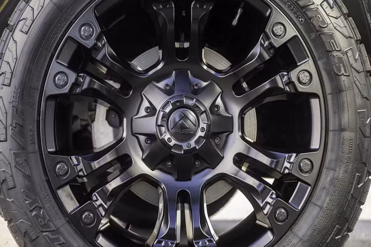 Kia cho biết phần lớn chủ sở hữu Kia Sorento sẽ không độ xe theo kiểu này, nhưng vẫn có một số người yêu thích. Đối với những khách hàng muốn nâng cấp chiếc xe của mình, hãng cũng cung cấp các phụ kiện như thanh giá nóc, thanh giằng kéo xe và các bệ bước chân mới.