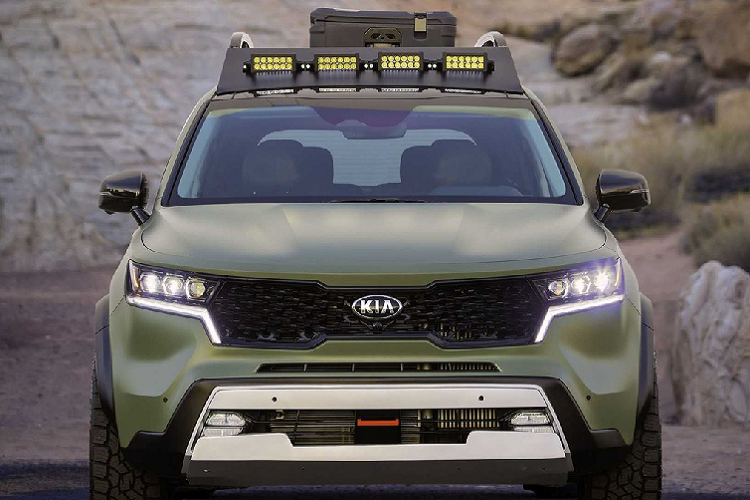 Kia định vị mẫu xe SUV Kia Sorento Yosemite Edition là chiếc SUV địa hình chuyên dụng để khám phá vùng núi. Thân xe được sơn mờ màu xanh lá Pine Green, kết hợp cùng các chi tiết sơn đen mờ.