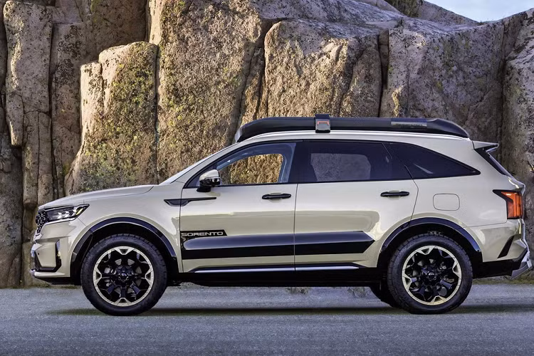 Thế hệ thứ tư của Kia Sorento đã ra mắt tại Mỹ. Xe có thiết kế hầm hố hơn trước, gợi nhớ đến "đàn anh" Telluride. Có nhiều tùy chọn động cơ, bao gồm động cơ xăng 4 xy-lanh 2.5L hút khí tự nhiên, 4 xy-lanh tăng áp 2.5L, hybrid 1.6L tăng áp và PHEV 1.6L.