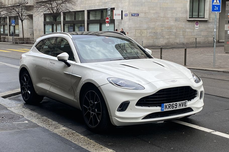 Mới đây, cánh săn ảnh châu Âu đã vô tình bắt gặp chiếc siêu SUV Aston Martin DBX khi nó đang trong quá trình chạy thử trên đường phố tại thủ đô Zurich, Thuỵ Sĩ. Với lần xuất hiện này, DBX đã tự tin cởi bỏ "lớp áo" nguỵ trang thường thấy để khoác lên mình màu sơn ngoại thất trắng tinh khôi đầy kiêu hãnh. 