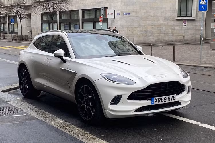 Mới đây, cánh săn ảnh châu Âu đã vô tình bắt gặp chiếc siêu SUV Aston Martin DBX khi nó đang trong quá trình chạy thử trên đường phố tại thủ đô Zurich, Thuỵ Sĩ. Với lần xuất hiện này, DBX đã tự tin cởi bỏ "lớp áo" nguỵ trang thường thấy để khoác lên mình màu sơn ngoại thất trắng tinh khôi đầy kiêu hãnh. 
