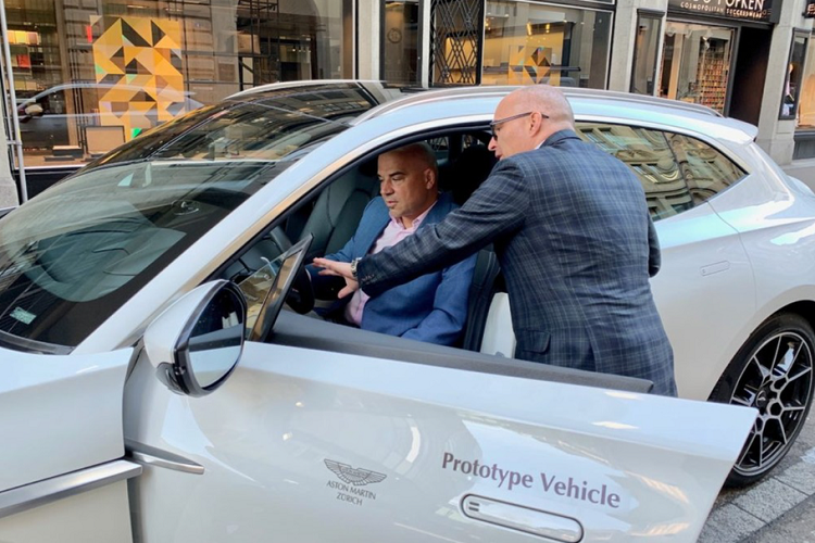 Phần đuôi xe nổi bật với cụm đèn hậu dạng vòng cung, tương tự siêu phẩm Aston Martin Vantage V8. Ngoài ra, phần cản dưới của xe cũng được sơn đen với kích thước lớn và cụm ống xả kép hình tròn kết hợp với cánh gió phía trên nóc mang tới một diện mạo bảnh bao và quyến rũ cho tổng thể xe.