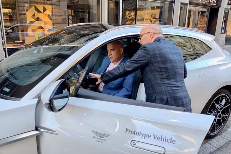 Phần đuôi xe nổi bật với cụm đèn hậu dạng vòng cung, tương tự siêu phẩm Aston Martin Vantage V8. Ngoài ra, phần cản dưới của xe cũng được sơn đen với kích thước lớn và cụm ống xả kép hình tròn kết hợp với cánh gió phía trên nóc mang tới một diện mạo bảnh bao và quyến rũ cho tổng thể xe.