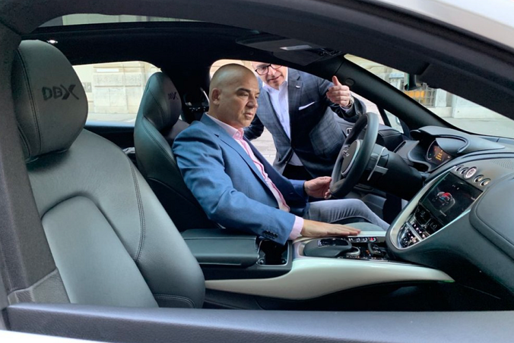 Trên nắp ca-pô, hai đường gân dập nổi kéo dài xuyên suốt từ kính lái tới đầu xe là một điểm nhấn đặc biệt chỉ xuất hiện trên những mẫu siêu xe, thiết kế này được tạo hình theo đúng chữ X trong tên gọi của xe. Ngoài ra, hai hốc tản nhiệt tên nắp ca-pô dài và nổi khối cũng là chi tiết không kém phần nổi bật.