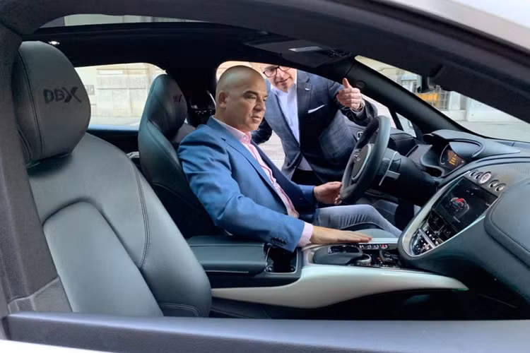 Trên nắp ca-pô, hai đường gân dập nổi kéo dài xuyên suốt từ kính lái tới đầu xe là một điểm nhấn đặc biệt chỉ xuất hiện trên những mẫu siêu xe, thiết kế này được tạo hình theo đúng chữ X trong tên gọi của xe. Ngoài ra, hai hốc tản nhiệt tên nắp ca-pô dài và nổi khối cũng là chi tiết không kém phần nổi bật.