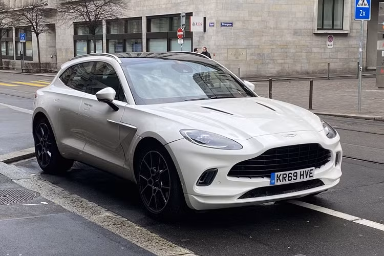Không gian cabin của Aston Martin DBX 2020 mới mang phong cách nuột nà và sang trọng. Với cách thiết kế bảng điều khiển trung tâm kiểu điện thoại Vertu, hàng phím bấm và điều khiển chứng năng của DBX tập trung hoàn toàn vào người lái. Bên cạnh đó, sự sang trọng và tinh tế của DBX còn tới từ các vật liệu cấu thành nên khoang nội thất này.