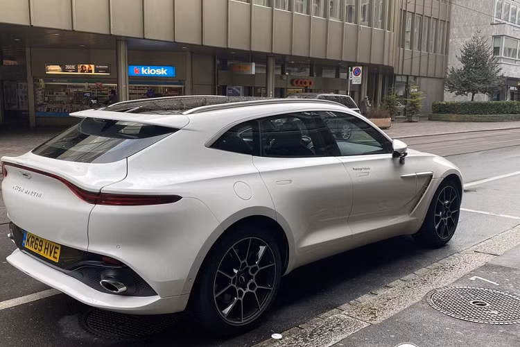 Giá xe Aston Martin DBX khởi điểm từ 189.900 USD (khoảng 4,6 tỷ mức giá tại quê nhà Anh Quốc). DBX mang trong mình ADN thiết kế tổng thể đậm chất Aston Martin với những nếp gấp mềm mại và bộ lưới tản nhiệt hình "miệng cá" quen thuộc. Phần đầu xe, cụm đèn chiếu sáng dạng LED kết hợp với hai mang hút gió hai bên và dải đèn định vị bao ngoài khiến DBX dễ dàng thu hút mọi ánh nhìn.