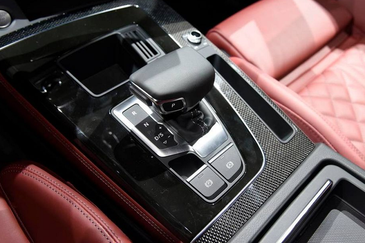 Về trang bị tiện nghi, Audi Q5L Sportback 2021 được tích hợp sẵn hệ thống màn hình giải trí cảm ứng 10.1 inch có kết nối điện thoại và ra lệnh bằng giọng nói, hệ thống màn hình công-tơ-mét dạng LCD 12.3 inch với đa dạng về tuỳ biến hiển thị, đèn viền nội thất và đáng chú ý là hệ thống đèn pha ma trận LED của Audi, camera trước/sau, cửa sổ trời toàn cảnh...