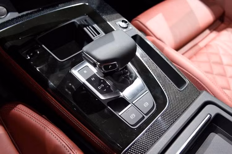 Về trang bị tiện nghi, Audi Q5L Sportback 2021 được tích hợp sẵn hệ thống màn hình giải trí cảm ứng 10.1 inch có kết nối điện thoại và ra lệnh bằng giọng nói, hệ thống màn hình công-tơ-mét dạng LCD 12.3 inch với đa dạng về tuỳ biến hiển thị, đèn viền nội thất và đáng chú ý là hệ thống đèn pha ma trận LED của Audi, camera trước/sau, cửa sổ trời toàn cảnh...