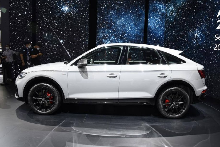 Tuy vậy, phần mặt ca-lăng, cản trước/sau của phiên bản Q5L Sportback tại Trung Quốc đã được tinh chỉnh đôi chút so với các phiên bản Q5 Sportback quốc tế, chúng được sơn đen nhiều chi tiết như mặt ca-lăng, mâm xe, cản dưới trước/sau... để gia tăng độ khoẻ khoắn cho phần thẩm mỹ của xe.