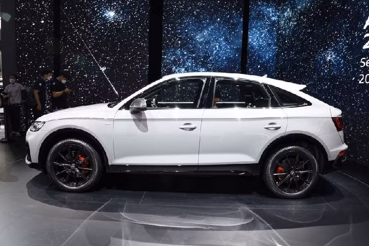 Tuy vậy, phần mặt ca-lăng, cản trước/sau của phiên bản Q5L Sportback tại Trung Quốc đã được tinh chỉnh đôi chút so với các phiên bản Q5 Sportback quốc tế, chúng được sơn đen nhiều chi tiết như mặt ca-lăng, mâm xe, cản dưới trước/sau... để gia tăng độ khoẻ khoắn cho phần thẩm mỹ của xe.