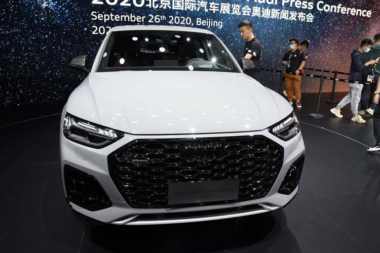 Về phần thiết kế, Audi Q5L Sportback thế hệ mới tại Trung Quốc cũng giống như phiên bản Q5 Sportback 2021 tại thị trường quốc tế với đặc điểm khác biệt lớn nhất so với phiên bản Q5 truyền thống chính tới từ phần mui phía sau được thiết kế vát xuống đuôi theo dạng SUV lai Coupe.