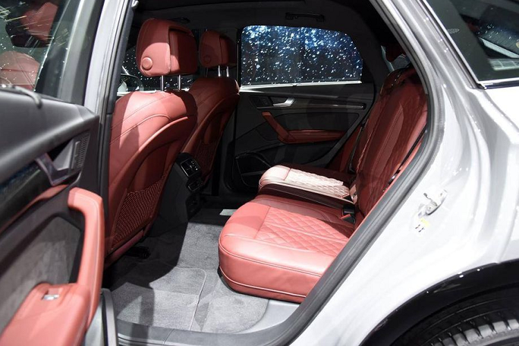 Khác với phiên bản Q5 Sportback 2021 quốc tế, phiên bản L sử dụng động cơ xăng 4 xy-lanh 2.0L tăng áp, sản sinh công suất 187 mã lực ở bản 40 TFSI và 220 mã lực ở bản 45 TFSI. Giá xe Audi Q5L Sportback 2021 mới hiện vẫn chưa được công bố tại Trung Quốc.