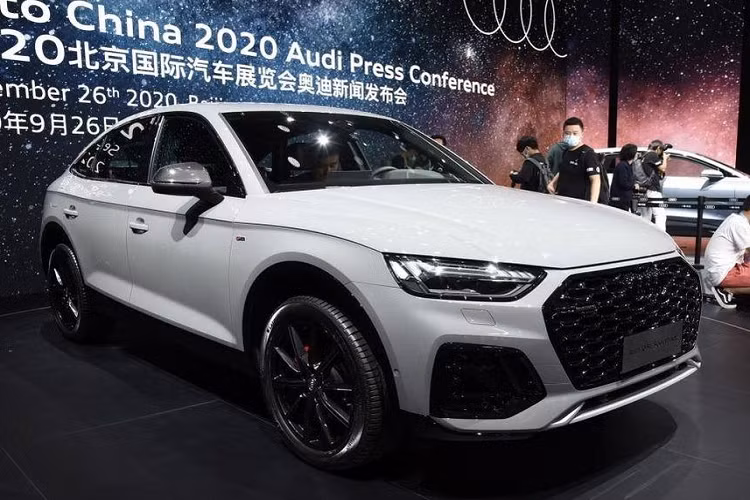 Mới đây, Audi đã chính thức ra mắt phiên bản trục cơ sở dài của mẫu Q5 Sportback mới dành riêng cho thị trường Trung Quốc tại Triển lãm ô tô Bắc Kinh 2020. So sánh với phiên bản quốc tế, Audi Q5L Sportback 2021 mới không chỉ lớn hơn về chiều dài mà mẫu xe này còn sở hữu khá nhiều trang bị hiện đại. Dự kiến, Audi Q5L Sportback 2021 sẽ bắt đầu được bán ra từ quý I năm sau.