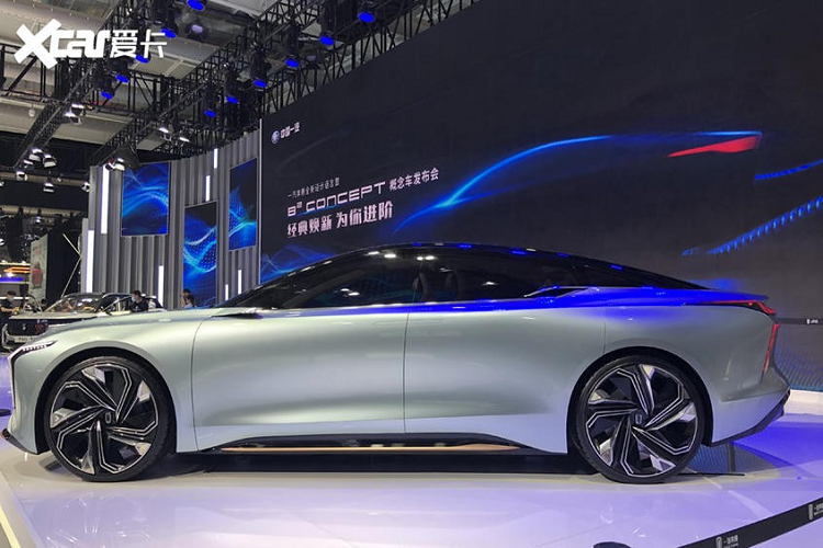 Trên phương diện dáng vẻ, B²-Concept hoàn toàn mới trông rất đẹp mắt, sở hữu những đường nét ấn tượng ở cả trước và sau. Trong đó, dải đèn pha LED của nó dường như được kết hợp luôn với lưới tản nhiệt phía trước. Tấm ốp trang trí màu đen ở lưới tản nhiệt cũng có tích hợp nhiều dải đèn LED mỏng, họa tiết thể hiện cảm giác công nghệ và tính tương lai.