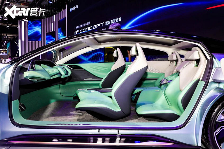 Dựa theo thông báo chính thức của nhà sản xuất, nguồn cảm hứng thiết kế cho cụm đèn pha của xe là đến từ lưỡi mác, một món vũ khí thời cổ đại của Trung Quốc. Mục đích chính là làm yếu hiệu ứng lên mắt người của đèn phà và tích hợp thêm tính năng và vẻ thẩm mỹ.