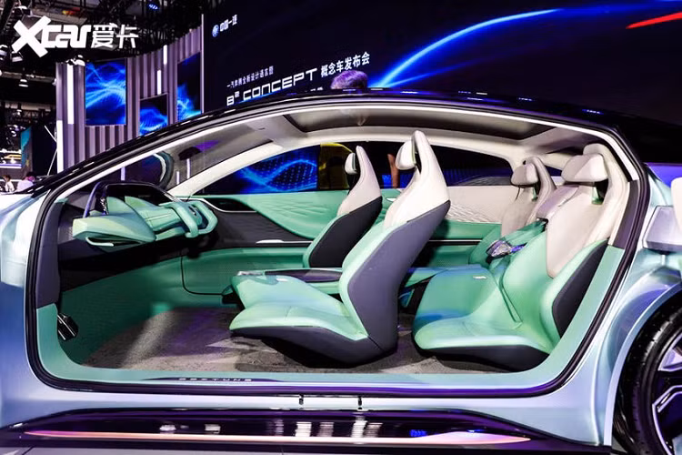 Dựa theo thông báo chính thức của nhà sản xuất, nguồn cảm hứng thiết kế cho cụm đèn pha của xe là đến từ lưỡi mác, một món vũ khí thời cổ đại của Trung Quốc. Mục đích chính là làm yếu hiệu ứng lên mắt người của đèn phà và tích hợp thêm tính năng và vẻ thẩm mỹ.