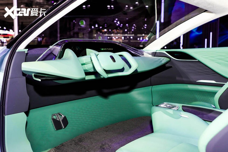 Nhìn vào bên sườn xe, ta thấy B²-Concept áp dụng kiểu thân vỏ coupe 4 cửa, và hệ thống cửa phía trước và sau có thiết kế mở rộng trái chiều, qua đó giúp người nhìn dễ dàng quan sát nội thất của xe hơn. Đối với phía đuôi xe, chiếc xe cũng sử dụng thiết kế đèn hậu kéo dài hết chiều ngang đang phổ biến trên thị trường. Hơn nữa, hai cụm đèn ở hai bên cũng mang thiết kế tương tự với đèn pha phía trước. Bên dưới thanh đèn hậu là hàng chữ “BESTUNE” được thắp sáng màu đỏ.