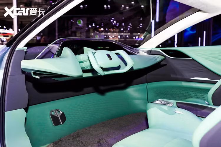 Nhìn vào bên sườn xe, ta thấy B²-Concept áp dụng kiểu thân vỏ coupe 4 cửa, và hệ thống cửa phía trước và sau có thiết kế mở rộng trái chiều, qua đó giúp người nhìn dễ dàng quan sát nội thất của xe hơn. Đối với phía đuôi xe, chiếc xe cũng sử dụng thiết kế đèn hậu kéo dài hết chiều ngang đang phổ biến trên thị trường. Hơn nữa, hai cụm đèn ở hai bên cũng mang thiết kế tương tự với đèn pha phía trước. Bên dưới thanh đèn hậu là hàng chữ “BESTUNE” được thắp sáng màu đỏ.