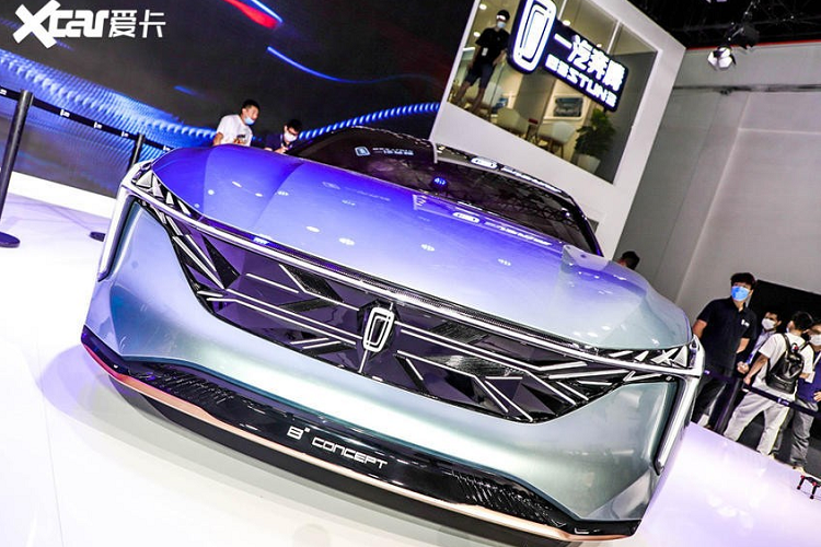 Bước vào bên trong xe B²-Concept tương lai, ta sẽ được chào đón bởi một không gian nội thất sang trọng, rộng rãi và cũng mang tính chất tương lai. Mặt táp lô xe có thiết kế tối giản với màn hình lớn. Vô lăng xe mang hình thái khác thường mà chắc sẽ không được đưa vào sản xuất, tích hợp những nút công năng nhỏ ở hai bên.