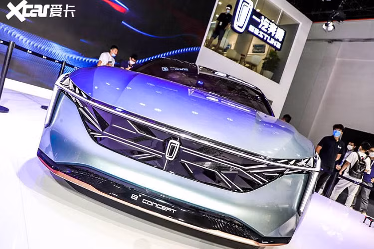 Bước vào bên trong xe B²-Concept tương lai, ta sẽ được chào đón bởi một không gian nội thất sang trọng, rộng rãi và cũng mang tính chất tương lai. Mặt táp lô xe có thiết kế tối giản với màn hình lớn. Vô lăng xe mang hình thái khác thường mà chắc sẽ không được đưa vào sản xuất, tích hợp những nút công năng nhỏ ở hai bên.