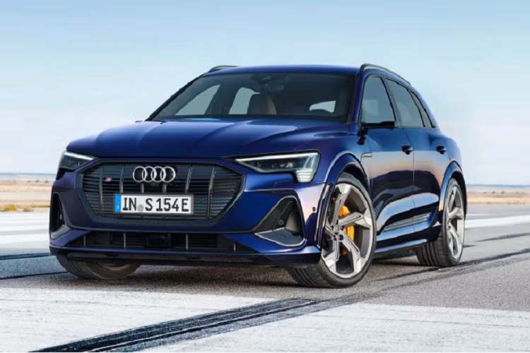 Cả 2 phiên bản này sẽ trang bị cấu hình 3 động cơ điện. Trong đó, 2 động cơ điện sẽ đặt ở trục sau và động cơ điện còn lại được đặt ở trục trước. Tổng công suất sinh ra đạt mức 496 mã lực và momen xoắn cực đại 973 Nm, mạnh hơn phiên bản E-tron 55 Quattro công suất 355 mã lực/561 Nm và khiến cho Mercedes EQC phải kiêng dè (402 mã lực và 765 Nm momen xoắn tối đa).