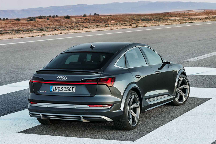 Giá xe Audi E-tron S 2021 tại Anh bắt đầu từ 107.770 USD (2 tỷ 500 triệu) cho Audi e-tron S và 88.700 109.870 USD (2 tỷ 550 triệu) cho e-tron S Sportback. Đặt hàng được dự kiến bắt đầu từ mùa hè này.