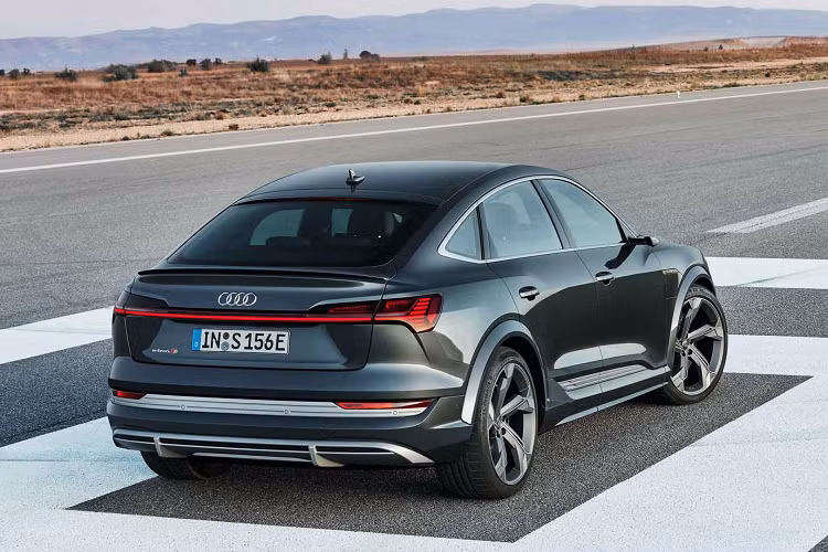 Giá xe Audi E-tron S 2021 tại Anh bắt đầu từ 107.770 USD (2 tỷ 500 triệu) cho Audi e-tron S và 88.700 109.870 USD (2 tỷ 550 triệu) cho e-tron S Sportback. Đặt hàng được dự kiến bắt đầu từ mùa hè này.