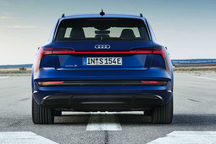 So với các mẫu e-tron tiêu chuẩn, e-tron S và e-tron S Sportback có độ lệch phía sau rõ rệt hơn và thậm chí còn có khả năng thực hiện các cú drift. Để làm được vậy, hệ thống cân bằng điện tử ESC phải chuyển về chế độ Sport và hệ thống điều khiển lái Audi Drive Select phải ở chế độ Dynamic.