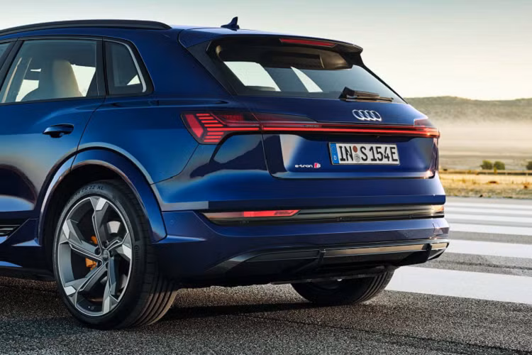 Điều này đảm bảo một phạm vi di chuyển lên đến 359km (bằng TP. Hồ Chí Minh đi Buôn Mê Thuột) với E-tron S và 363km với E-tron S Sportback. Số liệu được kiểm chứng dựa trên chu trình tiêu chuẩn Châu Âu WLTP.