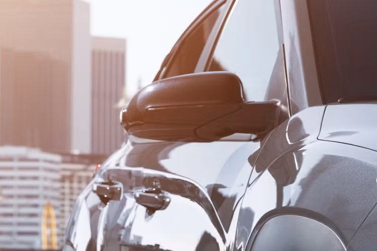 Phiên bản này cũng được làm đẹp thêm bởi một loạt các điểm nhấn bên ngoài màu đen bóng, có thể gồm vỏ gương chiếu hậu và viền lưới tản nhiệt (Hyundai chưa chia sẻ rõ). Trong khi đó, toàn bộ thân xe sẽ được hoàn thiện trong màu sơn Ultra Black hoặc Galactic Gray hoặc Chalk White.