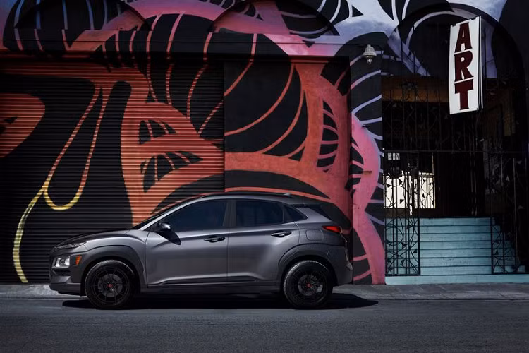 Được lên kế hoach bán tại Mỹ vào tháng 9 năm nay, Hyundai Kona Night Edition 2021 mới sẽ khác với những chiếc Kona thông thường ở hệ thống đèn LED và mâm xe RAYS 18 inch sơn đen bán bóng.