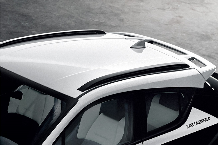 Thiết kế nội/ngoại thất của chiếc mini SUV Toyota C-HR Karl Lagerfeld mới sử dụng tông màu đen và trắng tương phản. Được biết sẽ chỉ có 200 chiếc được bán ra tại thị trường Thái Lan.