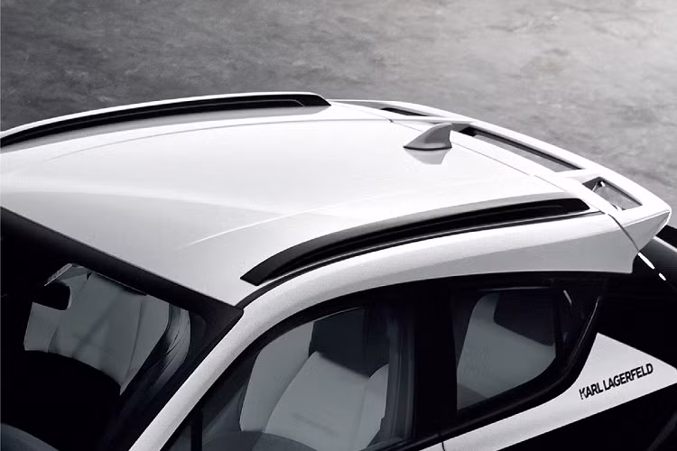 Thiết kế nội/ngoại thất của chiếc mini SUV Toyota C-HR Karl Lagerfeld mới sử dụng tông màu đen và trắng tương phản. Được biết sẽ chỉ có 200 chiếc được bán ra tại thị trường Thái Lan.