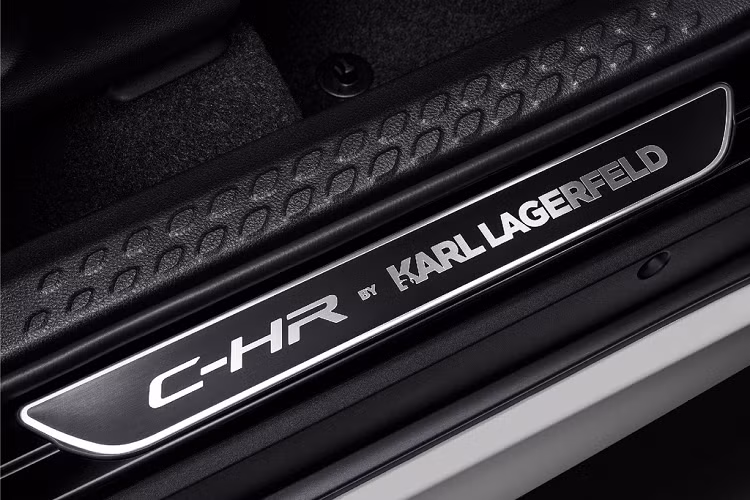 Một số tính năng an toàn trang bị tiêu chuẩn cho xe như kiểm soát ổn định thân xe điện tử, kiểm soát lực kéo, hỗ trợ khởi hành ngang dốc...