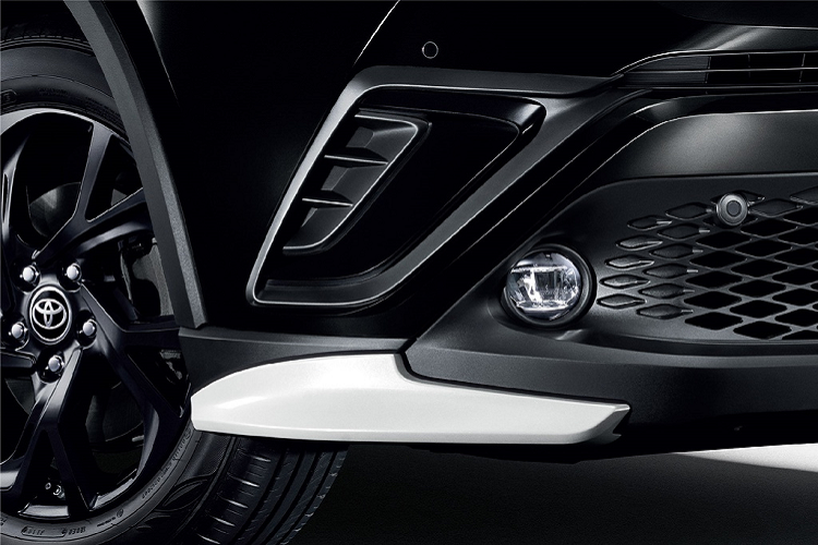 Xe được tạo điểm nhấn với một số chi tiết nổi bật như bánh xe hợp kim đen bóng 17 inch, biểu tượng Karl Lagerfeld trên cửa sau...