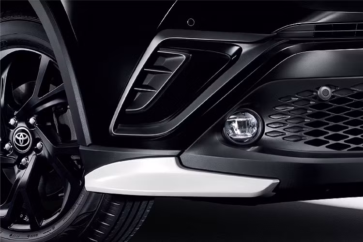 Xe được tạo điểm nhấn với một số chi tiết nổi bật như bánh xe hợp kim đen bóng 17 inch, biểu tượng Karl Lagerfeld trên cửa sau...