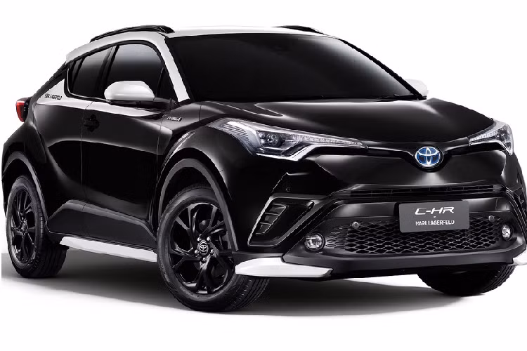 Toyota Thái Lan vừa ra mắt phiên bản đặc biệt của dòng C-HR với tên gọi Karl Lagerfeld. Giá xe Toyota C-HR 2020 đặc biệt là 1,219 triệu Bath, tương đương 37.078 USD (khoảng hơn 870 triệu đồng). Phiên bản đặc biệt này được xây dựng dựa theo phong cách của nhà thiết kế thời trang huyền thoại Karl Lagerfeld.