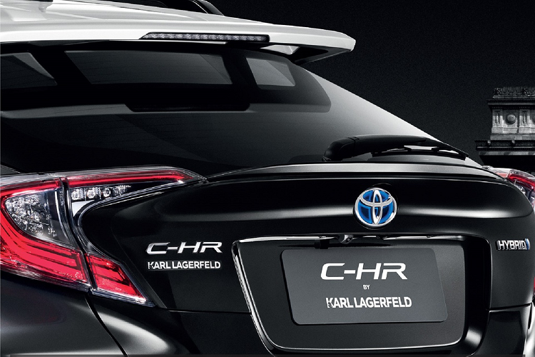 Khách hàng sở hữu phiên bản đặc biệt này sẽ được tặng kèm bộ phụ kiện trị giá hơn 50.000 Bath (tương đương 1.514 USD) bao gồm vali, túi xách, móc khóa và mũ.