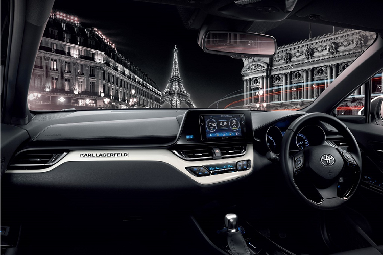 Nội thất của C-HR Karl Lagerfeld ấn tượng hơn với các chi tiết màu trắng trên bảng táp-lô, ghế ngồi. Các trang bị bên trong xe có thể kể đến như khởi động bằng nút bấm, điều hòa 2 vùng, màn hình giải trí 7 inch, biểu tượng Karl Lagerfeld bên ghế hành khách trước...