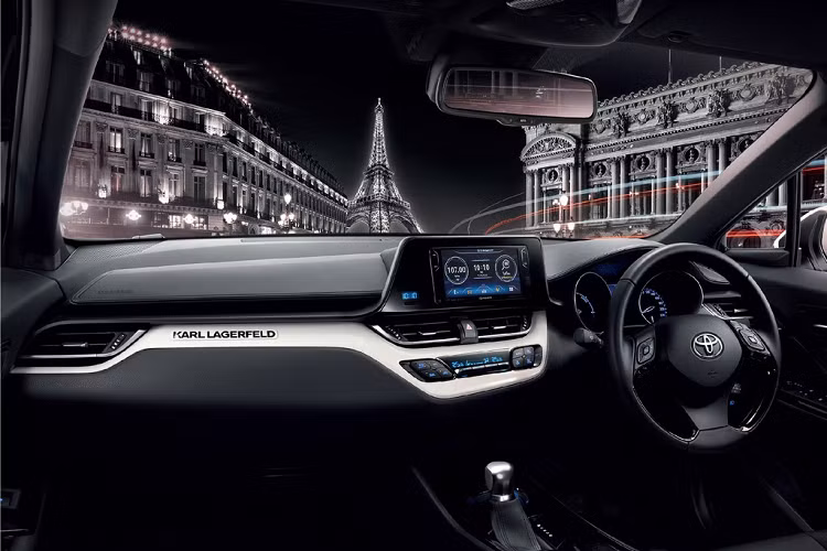 Nội thất của C-HR Karl Lagerfeld ấn tượng hơn với các chi tiết màu trắng trên bảng táp-lô, ghế ngồi. Các trang bị bên trong xe có thể kể đến như khởi động bằng nút bấm, điều hòa 2 vùng, màn hình giải trí 7 inch, biểu tượng Karl Lagerfeld bên ghế hành khách trước...