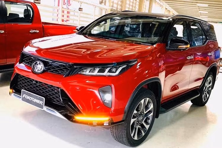 Lẫy chuyển số được tích hợp sau vô lăng, giúp các pha tăng tốc vượt mặt chủ động hơn. Phiên bản Fortuner Legender có 3 tùy chọn màu ngoại thất gồm đỏ-đen, trắng-đen và đen bóng. Tại thị trường Thái Lan, giá xe Toyota Fortuner 2021 từ 41.700 - 47.200 USD (khoảng 996 triệu - 1,09 tỷ đồng) cho bản tiêu chuẩn và 50.000-58.700 USD (khoảng 1,15 tỷ - 1,36 tỷ đồng) cho bản Legender.