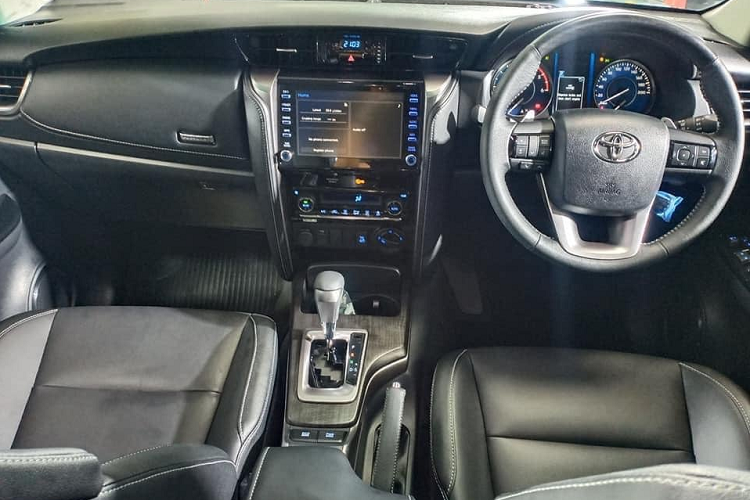Bên trong nội thất, Toyota Fortuner được trang bị hệ thống kết nối T-Connect, người dùng có thể xem tình trạng xe, hành trình và định vị xe thông qua ứng dụng điện thoại. Màn hình giải trí tương thích Apple CarPlay và Android Auto.