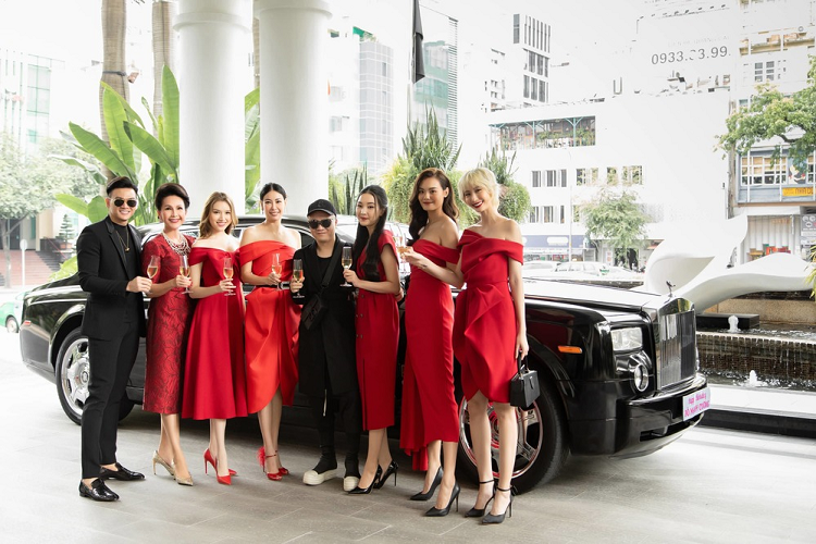 Đỗ Mạnh Cường không tiết lộ giá trị cụ thể của chiếc xe nhưng thông thường dòng Rolls-Royce Phantom đời cũ có giá trên 10 tỷ đồng.